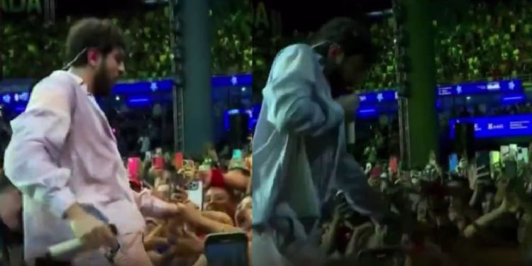 Fã não se segura e tenta pegar na 'tromba' do cantor Nattan em Parintins: "Pega ai não"