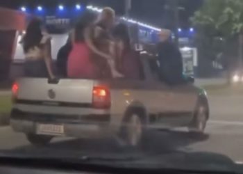 'Blindadas' são flagradas rebolando a 'raba' em cima de carro em movimento em Manaus