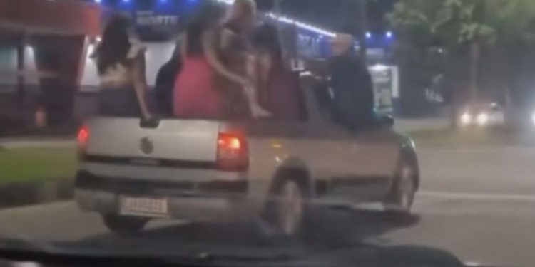 'Blindadas' são flagradas rebolando a 'raba' em cima de carro em movimento em Manaus