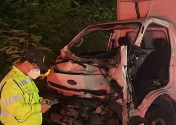 Colisão entre caminhões deixa motorista preso às ferragens no Distrito