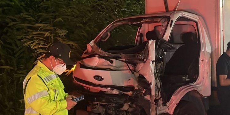 Colisão entre caminhões deixa motorista preso às ferragens no Distrito