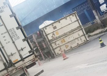 Tomba carreta na Autaz Mirim e lentidão causa estresse em motoristas. Veja o vídeo