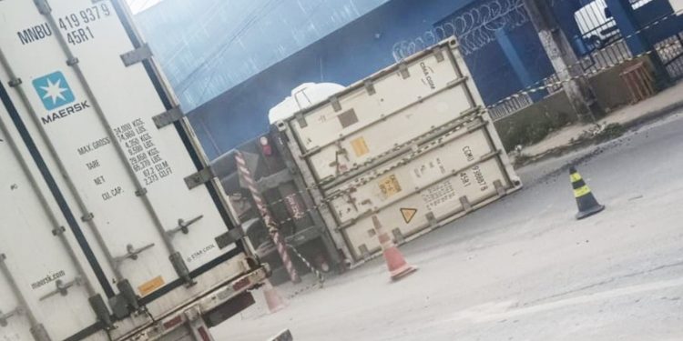 Tomba carreta na Autaz Mirim e lentidão causa estresse em motoristas. Veja o vídeo