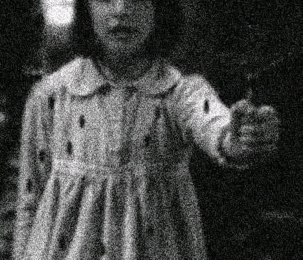 A menina-morta do vestido de bolinhas