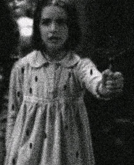 A menina-morta do vestido de bolinhas
