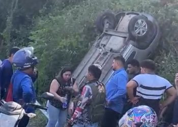 Esse motora é “bom” – Deixou o carro ‘em pé’ após capotar na Avenida das Flores. Veja o vídeo