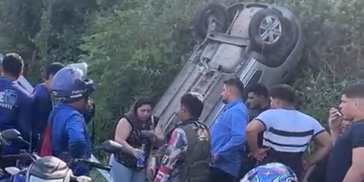 Esse motora é “bom” – Deixou o carro ‘em pé’ após capotar na Avenida das Flores. Veja o vídeo