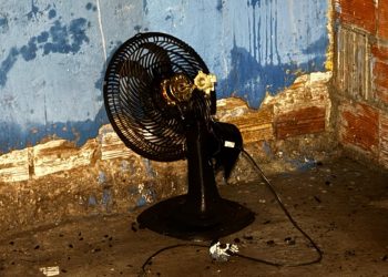 Incêndio atinge residência no bairro Jorge Teixeira, em Manaus