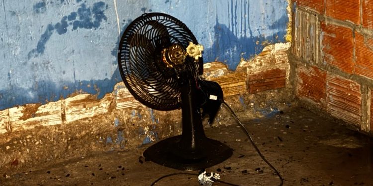 Incêndio atinge residência no bairro Jorge Teixeira, em Manaus