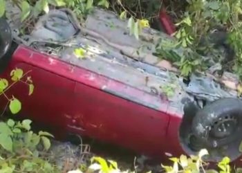 Encheu o c# de cachaça e foi dirigir; capotou no Japiim