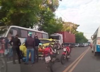 Colisão deixa pessoas feridas e causa lentidão no trânsito no Distrito