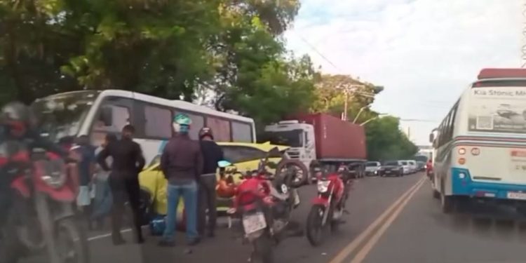 Colisão deixa pessoas feridas e causa lentidão no trânsito no Distrito