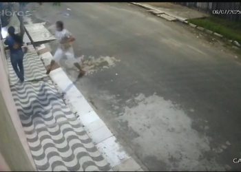 Agredida a ‘capacetada’ e quase morre. Veja o vídeo