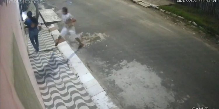 Agredida a ‘capacetada’ e quase morre. Veja o vídeo