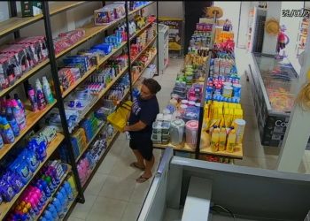 Com cabelos sebosos, mulher furta shampoo e condicionador de mercadinho no São Jorge