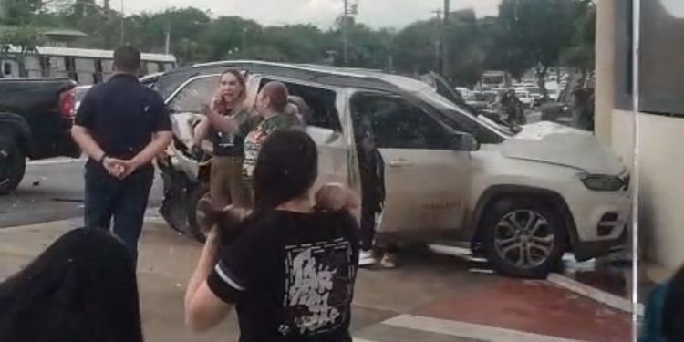 Colisão entre carros deixa mulher e criança feridas, motorista tinha sinais de embriaguez. Veja o vídeo