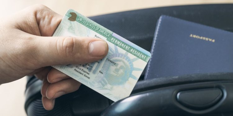 Venda de green cards falsos e fraude levam brasileiro à prisão nos EUA