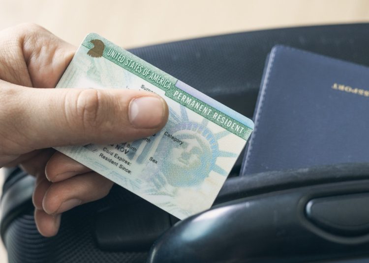 Venda de green cards falsos e fraude levam brasileiro à prisão nos EUA