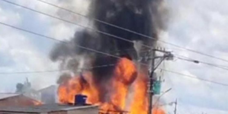 Botijão de gás explode e criança morre em incêndio