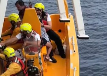 Resgate dramático: Pai se joga no mar para salvar filha que caiu de cruzeiro da Disney