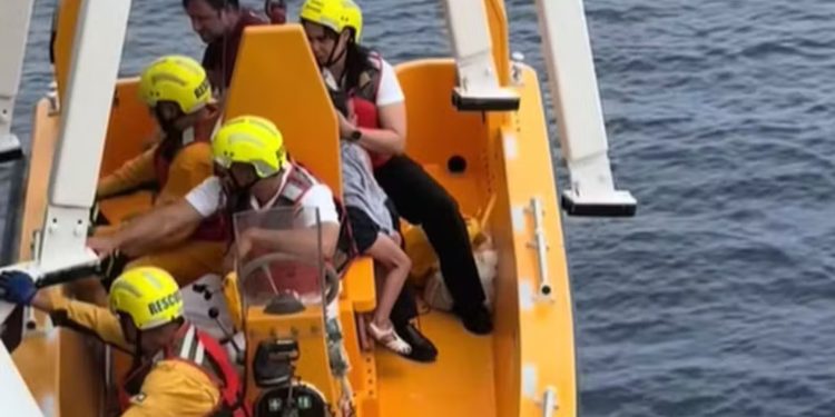 Resgate dramático: Pai se joga no mar para salvar filha que caiu de cruzeiro da Disney