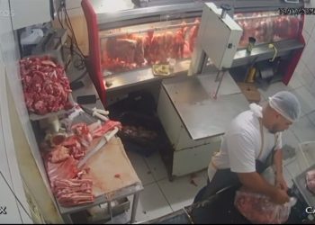 Furtava carne e foi flagrado por câmeras de segurança – Açougueiro está envolvido no esquema