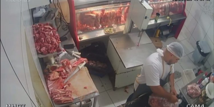 Furtava carne e foi flagrado por câmeras de segurança – Açougueiro está envolvido no esquema