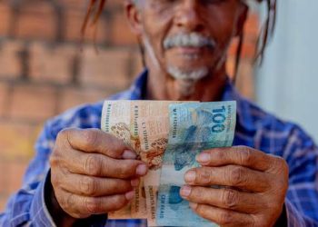 Bandidos enganam idosos e contadora é presa