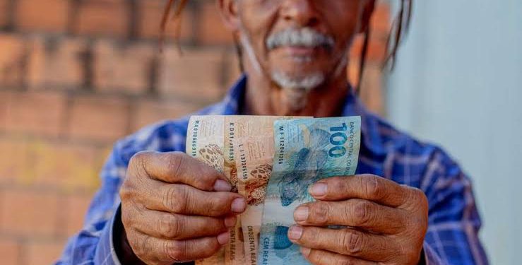 Bandidos enganam idosos e contadora é presa