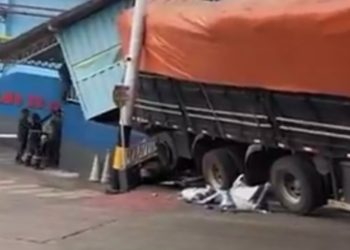 Interdição e prejuízo – Carreta desgovernada causa acidente em Porto no Educandos