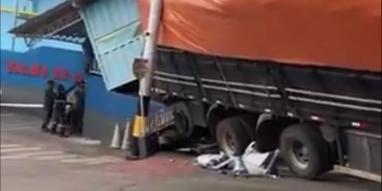 Interdição e prejuízo – Carreta desgovernada causa acidente em Porto no Educandos