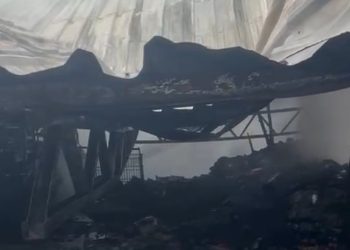 Incêndio destrói galpão de loja de roupas