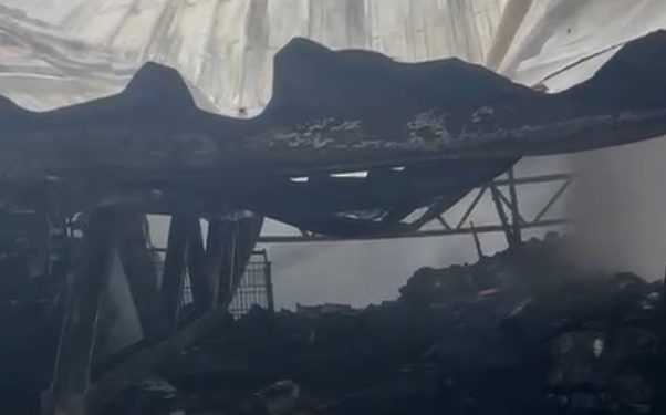 Incêndio destrói galpão de loja de roupas