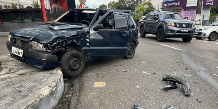 Colisão deixa trânsito lento no Eldorado