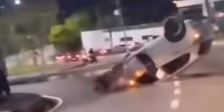 Capotou no meio da Av. Jacira Reis e trânsito ficou congestionado. Veja o vídeo