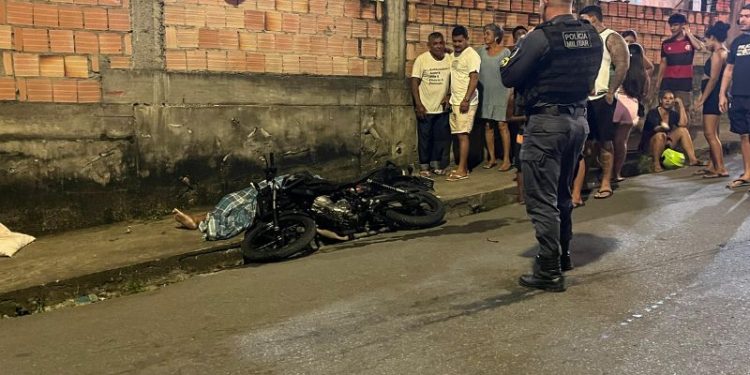 Perdeu a vida ao colidir contra carro; três pessoas ficaram feridas e um morreu