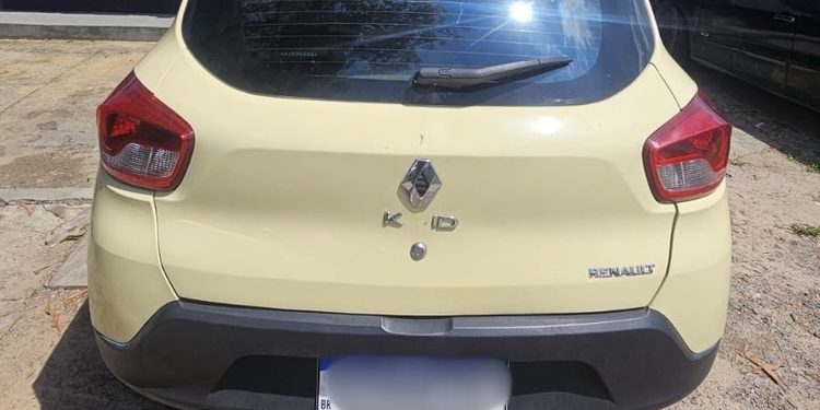 Presa com placa de carro adulterada rondando na cidade