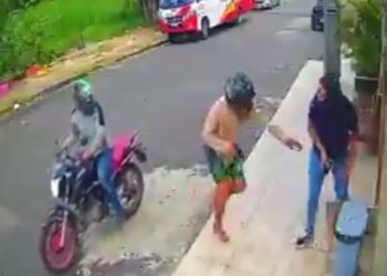 Assaltada em plena luz do dia no bairro da Paz, de paz não tem nada. Veja o vídeo