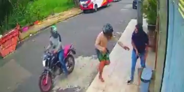 Assaltada em plena luz do dia no bairro da Paz, de paz não tem nada. Veja o vídeo