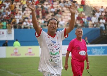 Craques brilham em empate beneficente na Arena da Amazônia “Jogo das Estrelas”