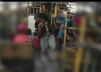 Com facão, quadrilha assalta ônibus e causa pânico em trabalhadores. Veja o vídeo