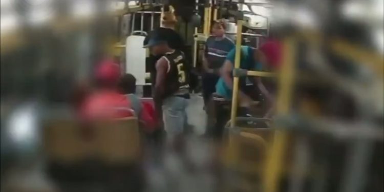 Com facão, quadrilha assalta ônibus e causa pânico em trabalhadores. Veja o vídeo