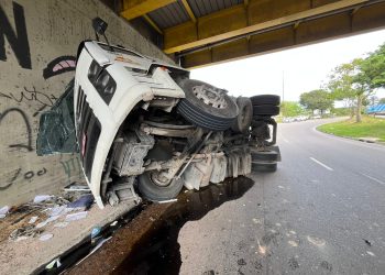 Tomba carreta e óleo se espalha na via causando prejuízo aos motoristas