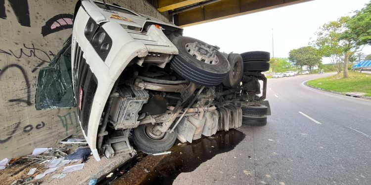 Tomba carreta e óleo se espalha na via causando prejuízo aos motoristas