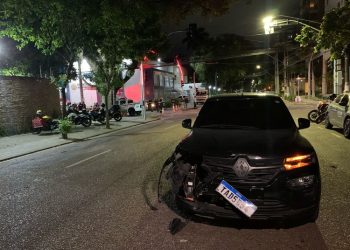 Motociclista foge de blitz, atravessa sinal vermelho e fica gravemente ferido