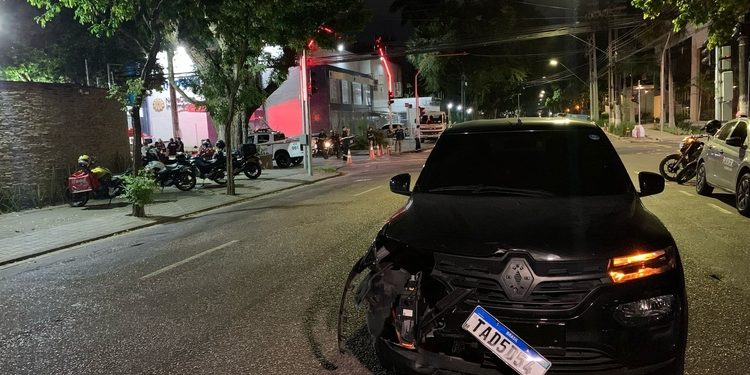 Motociclista foge de blitz, atravessa sinal vermelho e fica gravemente ferido