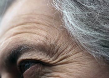 Revoltante! Se dragou e foi escampar a mãe em casa