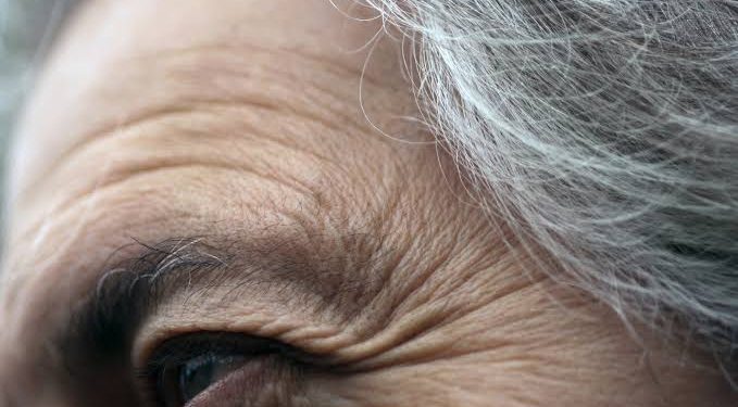 Revoltante! Se dragou e foi escampar a mãe em casa