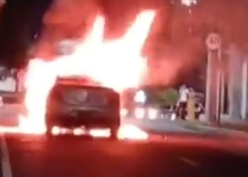Carro pega fogo na Av. Djalma Batista e interdita a via. Veja o vídeo