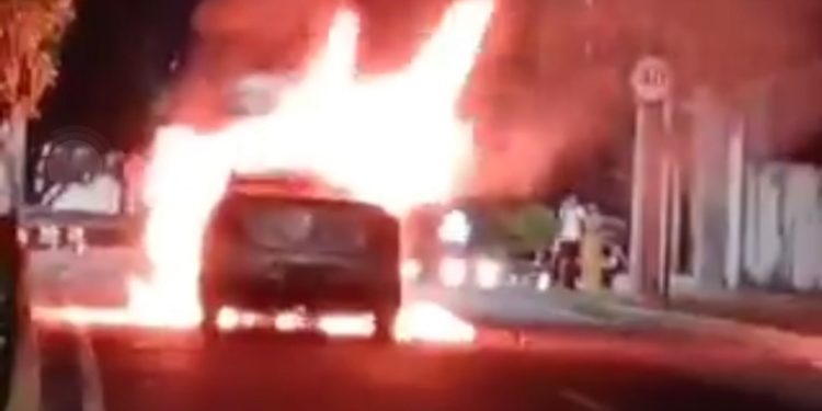 Carro pega fogo na Av. Djalma Batista e interdita a via. Veja o vídeo